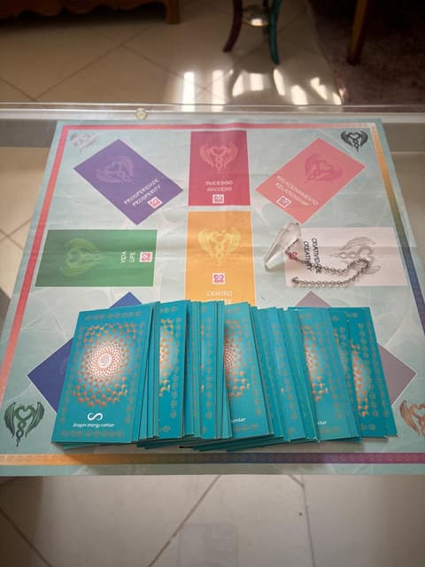 Mandala colorida do Dragon Coaching montada sobre a mesa, com as cartas do baralho abertas ao redor