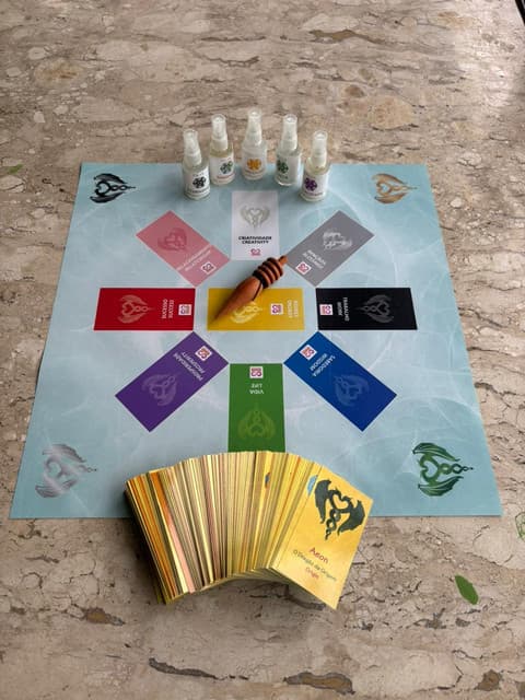 Mandala turquesa montada ao ar livre, com os frascos das Essências Vibracionais enfileirados e o baralho aberto