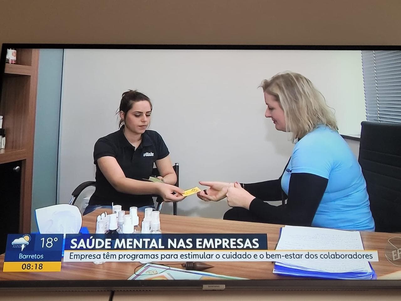 Cássia Corviniy em reportagem de TV sobre saúde mental nas empresas